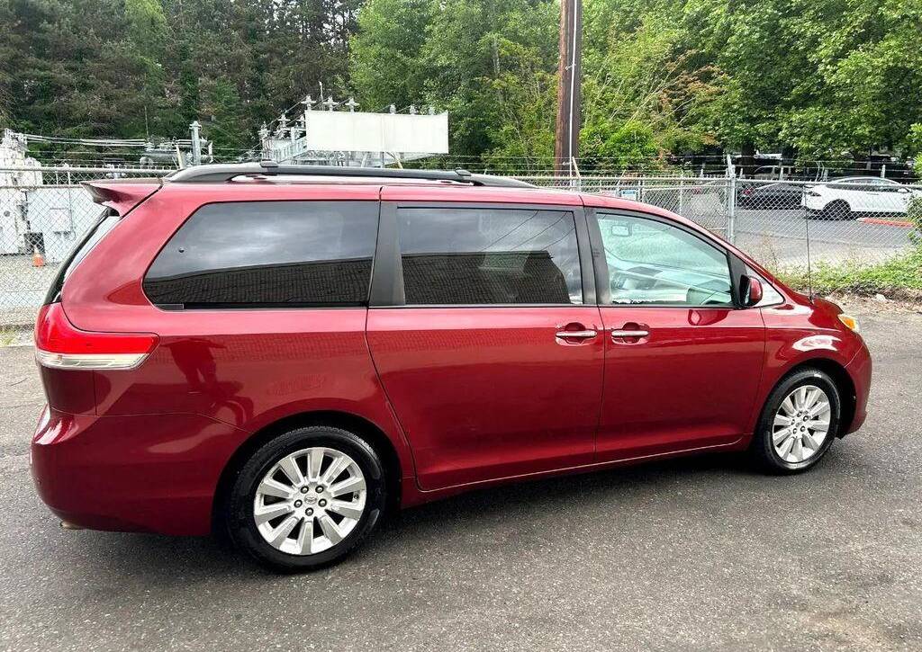 Used 2011 Toyota Sienna XLE – 8 Passenger